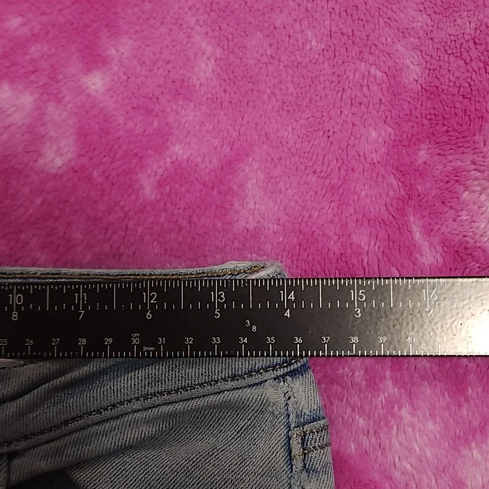 American Eagle  Women's Size 6 Reg Mom Jeans Light Wash Stretch Distressed Denim